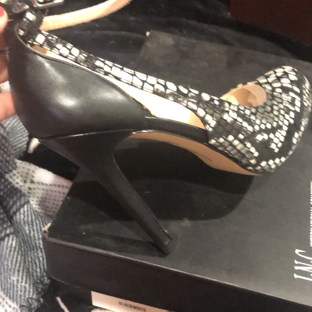 NWT INC INTL CONCEPTS BLK/WHITE LUCEY PUMP